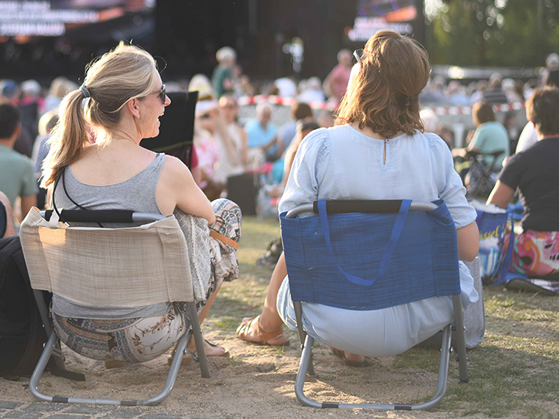 Personen beim Picknick-Konzert