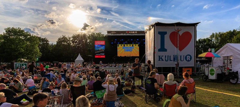 Ein Blick auf eine Open Air Bühne