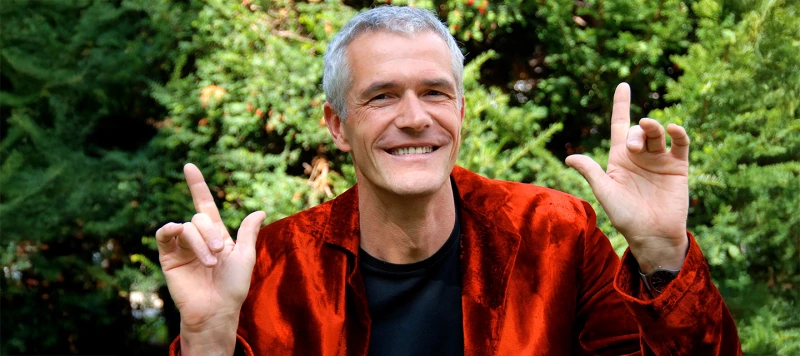 Marco Simsa lächelt in die Kamera